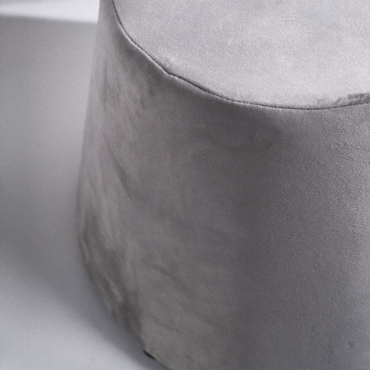 Pouf covered with Light Grey velvet 31.5 x 34 x 46.5 cm