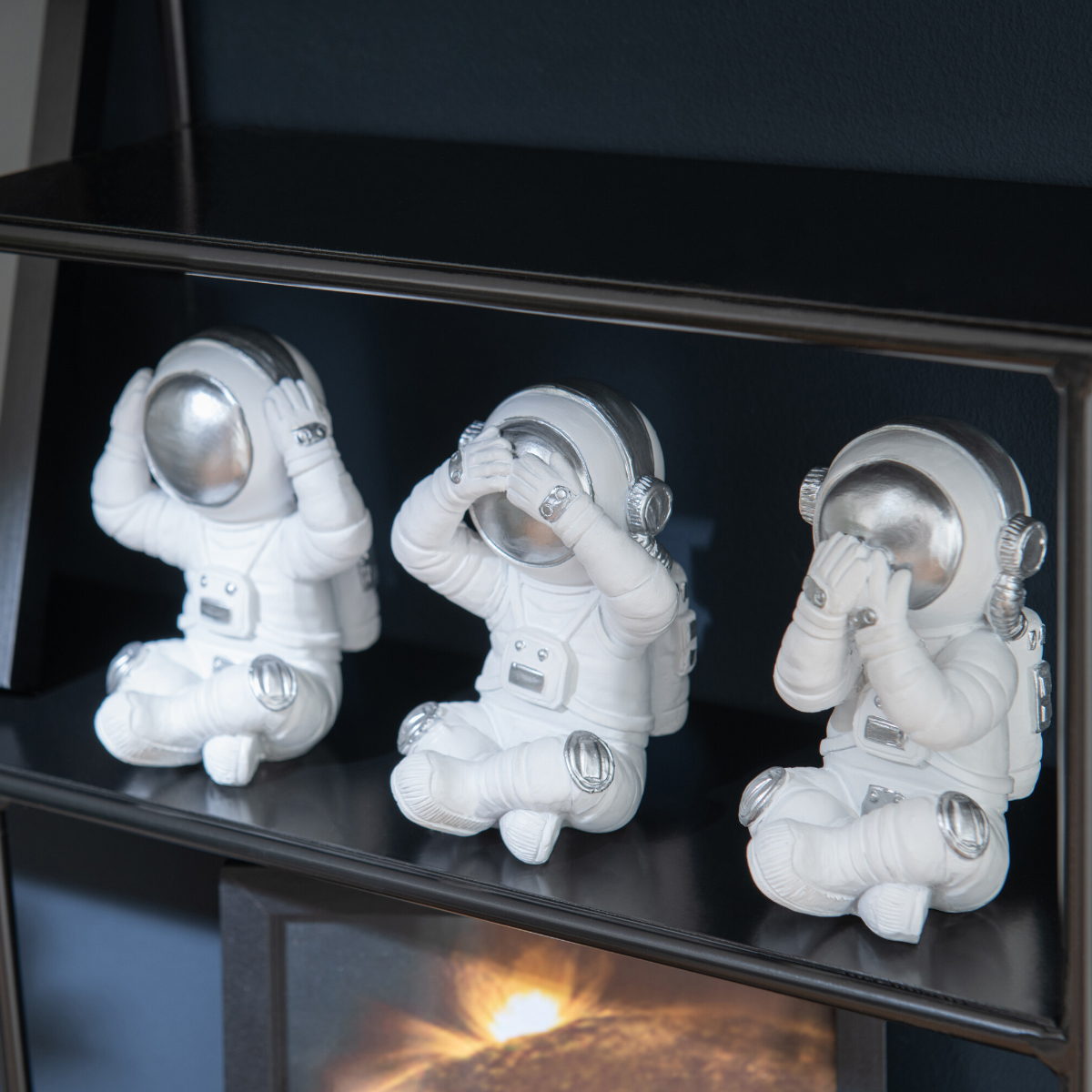 The little astronauts of wisdom in white and silver resin 10 cm
